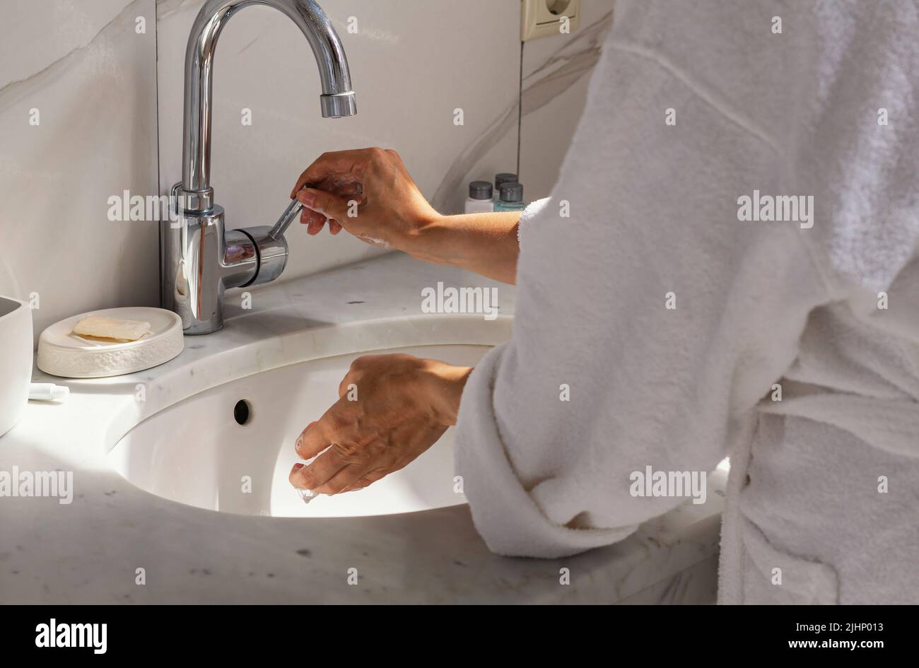 donna si lava le mani con sapone disinfettante, primo piano. cura della salute e malattia preventiva concetto. interruzione del concetto di acqua. fuoco selettivo Foto Stock
