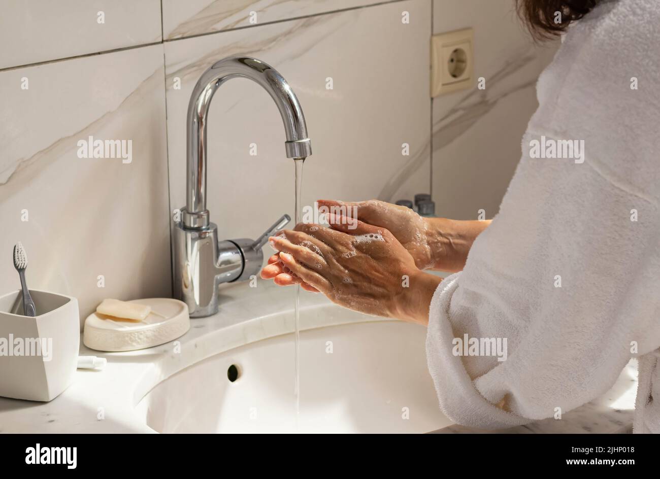 Vista dall'alto close-up. Igiene personale, cura della salute e prevenzione delle malattie Concept.Bath Procedures.selective focus.woman lava le mani con i disinfettanti Foto Stock