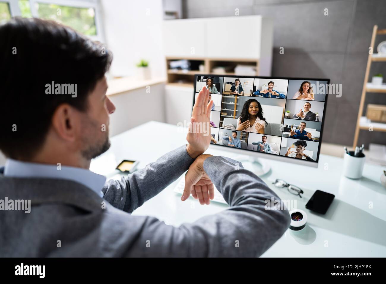 Disattivato uomo non udente in videoconferenza Foto Stock
