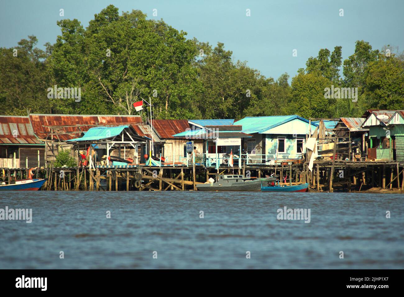 Villaggio di Muara Sangatta sull'estuario del fiume Sangatta in Kutai orientale, Kalimantan orientale, Indonesia. Foto Stock