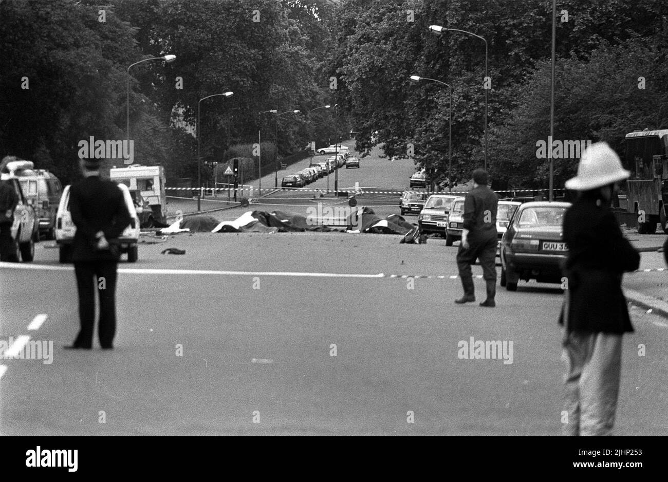 Foto di archivio datata 20/7/1982 di cavalli morti si trovano coperti dopo un'esplosione di un'automobile intrappolata vicino alle caserme di Hyde Park. Le famiglie di soldati uccisi negli attentati di Hyde Park e del Regent's Park IRA hanno raccontato come la loro sofferenza rimanga inalterata 40 anni dopo. In totale 11 militari sono morti nei due attacchi che si sono verificati a Londra il 20 1982 luglio a poche ore di distanza l'uno dall'altro. Data di emissione: Mercoledì 20 luglio 2022. Foto Stock