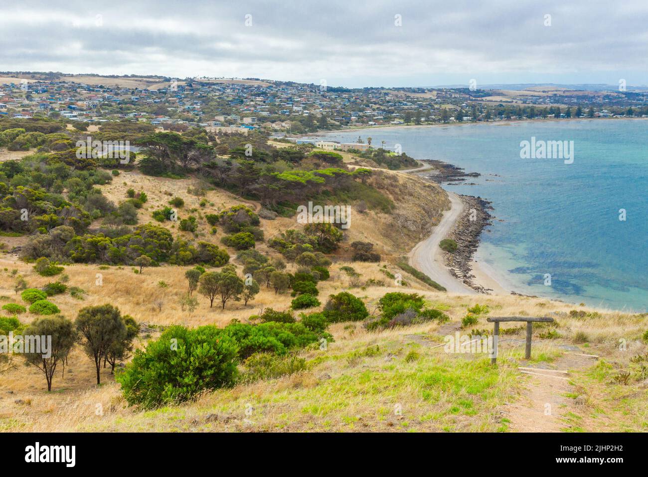 Victor Harbor e Encounter Bay visto dalla scogliera a Rosetta Headland in South Australia. Foto Stock