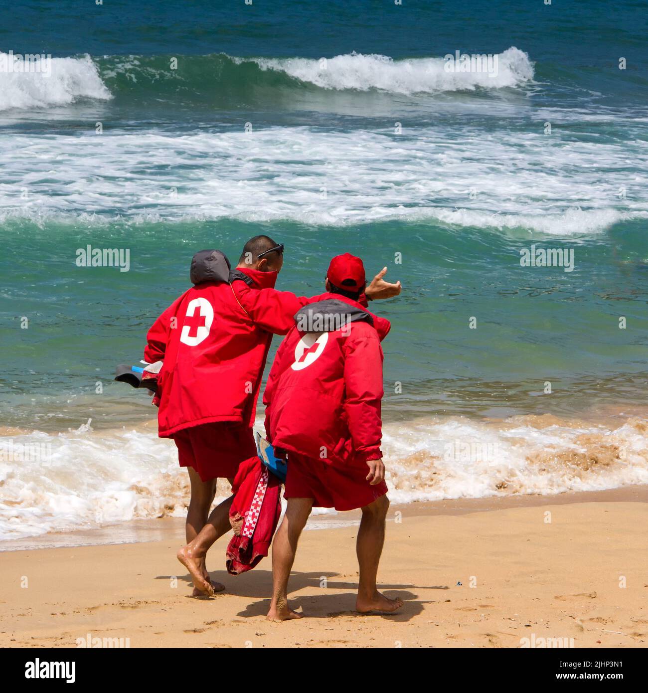 SAN SEBASTIAN, SPAGNA - 03 LUGLIO 2014: Squadra di soccorso con simbolo a croce rossa sulle giacche a piedi sulla spiaggia di San Sebastian (Donostia) Foto Stock