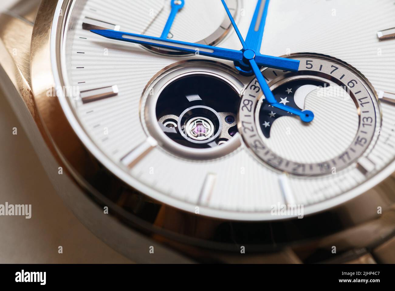 Elegante orologio da polso meccanico automatico con bilanciamento aperto, calendario retrogrado rotondo e indicatore di fase lunare, foto ravvicinata Foto Stock
