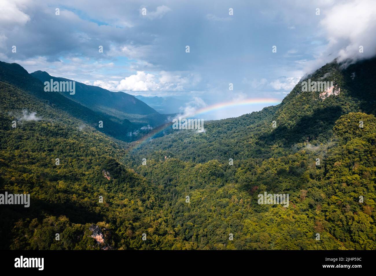 Vista sulle montagne verdi a Doi Luang Chiang Dao Foto Stock