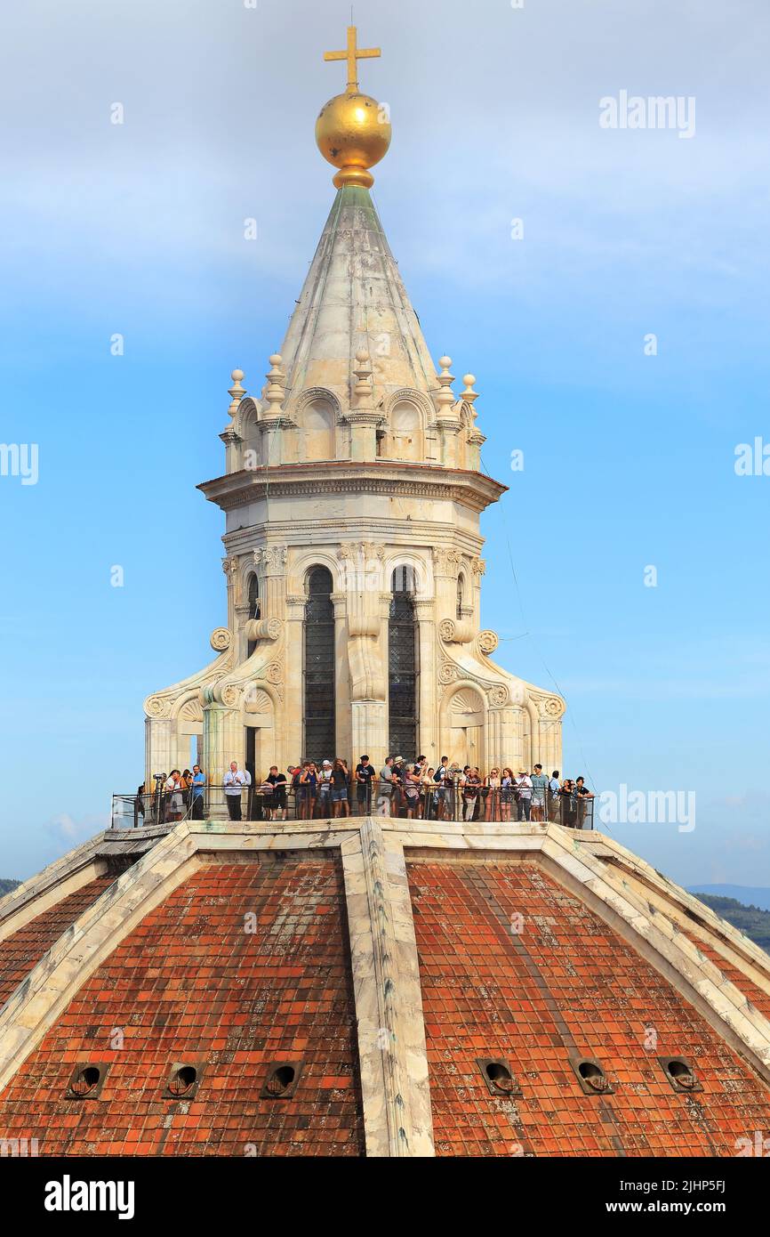 FIRENZE, ITALIA - 12 SETTEMBRE 2018: Questo è un gruppo di persone sulla piattaforma panoramica in cima alla cupola del Brunelleschi della cattedrale. Foto Stock