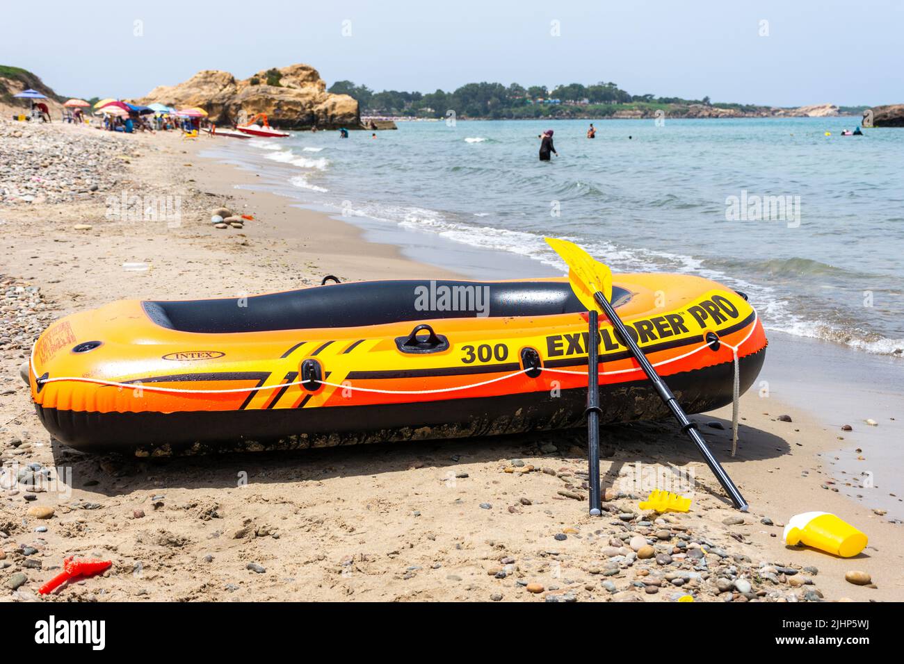 Pagaia gialla in kayak sulla barca gonfiabile sulla spiaggia. Attrezzatura sportiva per kayak. Foto Stock