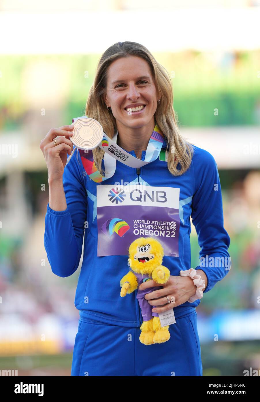 Eugene, Stati Uniti. 19th luglio 2022. La medaglia di bronzo Elena Vallortigara d'Italia pone per le foto durante la cerimonia di premiazione del salto in alto femminile al World Athletics Championships Oregon22 di Eugene, Oregon, Stati Uniti, 19 luglio 2022. Credit: Wang Ying/Xinhua/Alamy Live News Foto Stock