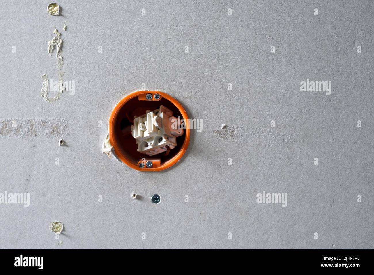 Presa di corrente disinstallata in cartongesso, ristrutturazione o costruzione Foto Stock