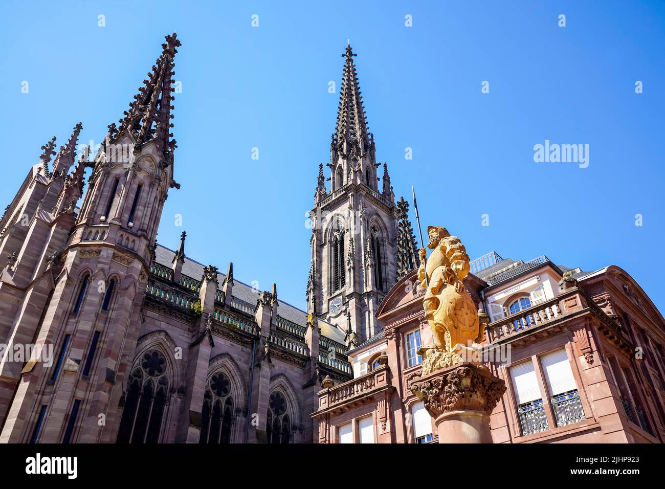 Fontaine du Hallebardier, e la chiesa di Saint-Étienne, Place de la Reunion o Rothussplatz, Mulhouse, Alsazia, Francia. Foto Stock