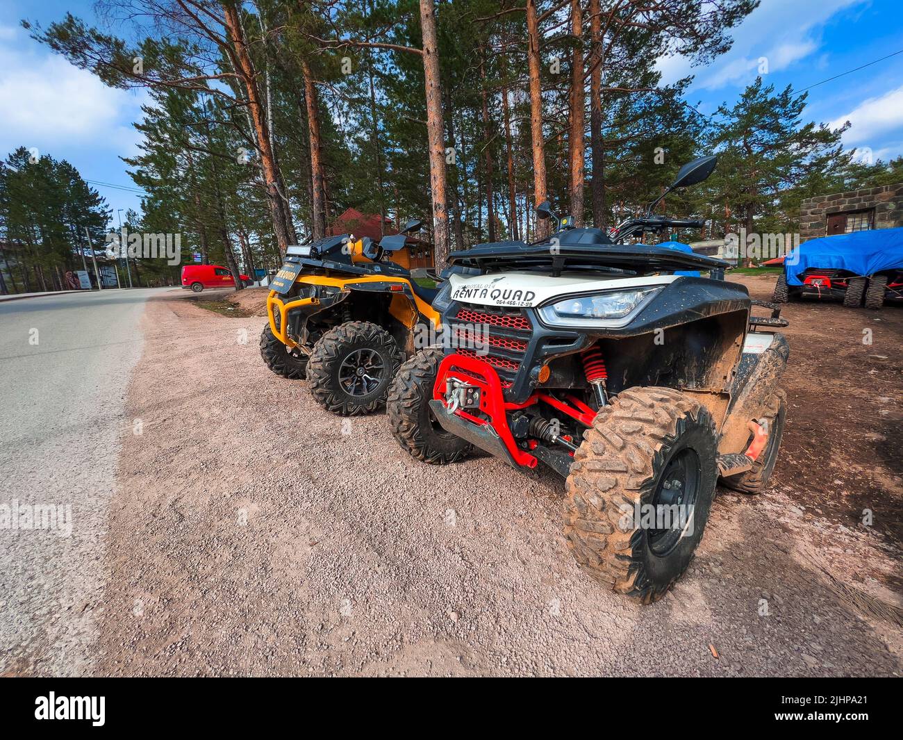 Divcibare, Serbia - 19 aprile 2022: Noleggio di veicoli fuoristrada ATV o quad presso la popolare destinazione di viaggio in montagna serba Foto Stock