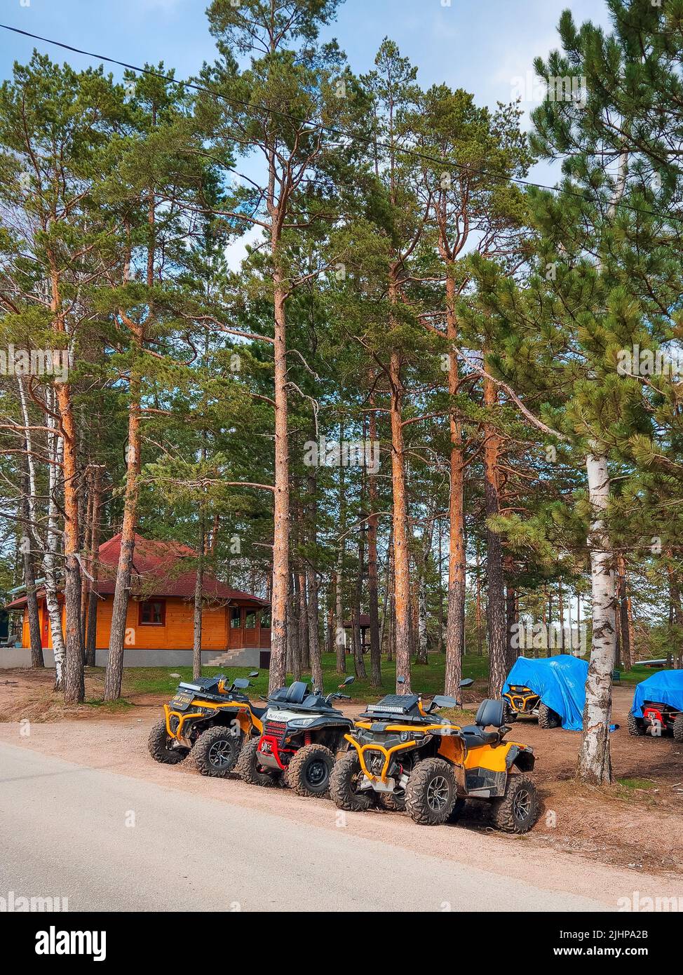 Divcibare, Serbia - 19 aprile 2022: Noleggio di veicoli fuoristrada ATV o quad presso la popolare destinazione di viaggio in montagna serba Foto Stock