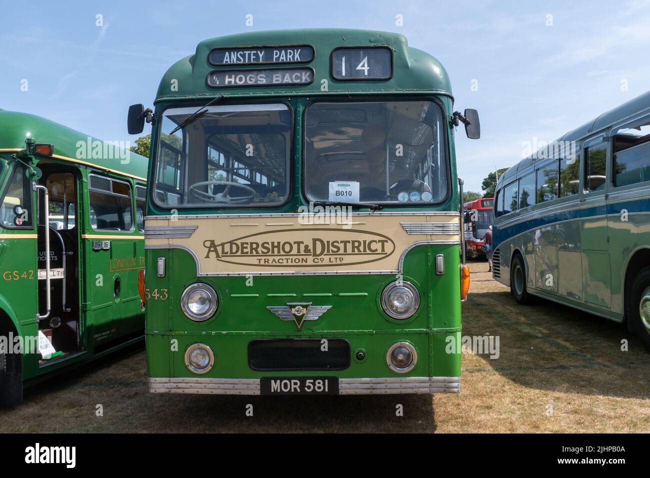 Vintage Aldershot & District bus, 1954 AEC Reliance green bus, in occasione di un evento di trasporto a Hampshire, Inghilterra, Regno Unito Foto Stock