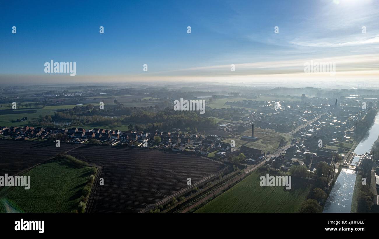 Rijkevorsel, Belgio, 14th aprile 2022, piccolo villaggio di Sint Jozef, sul canale Dessel Schoten foto aerea a Rijkevorsel, kempen, Belgio, che mostra il corso d'acqua nel verde naturale paesaggio agricolo. Foto di alta qualità. Foto di alta qualità Foto Stock