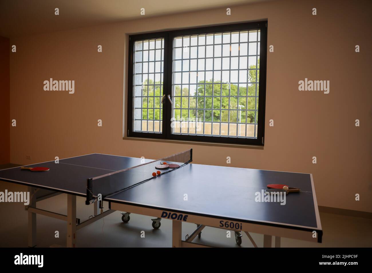 Lipsia, Germania. 15th luglio 2022. Un tavolo da ping-pong si trova nel nuovo ospedale di detenzione della prigione di Lipsia. Il nuovo ospedale sostituisce il vecchio ospedale di detenzione costruito nel 1913. Credit: Jan Woitas/dpa/Alamy Live News Foto Stock