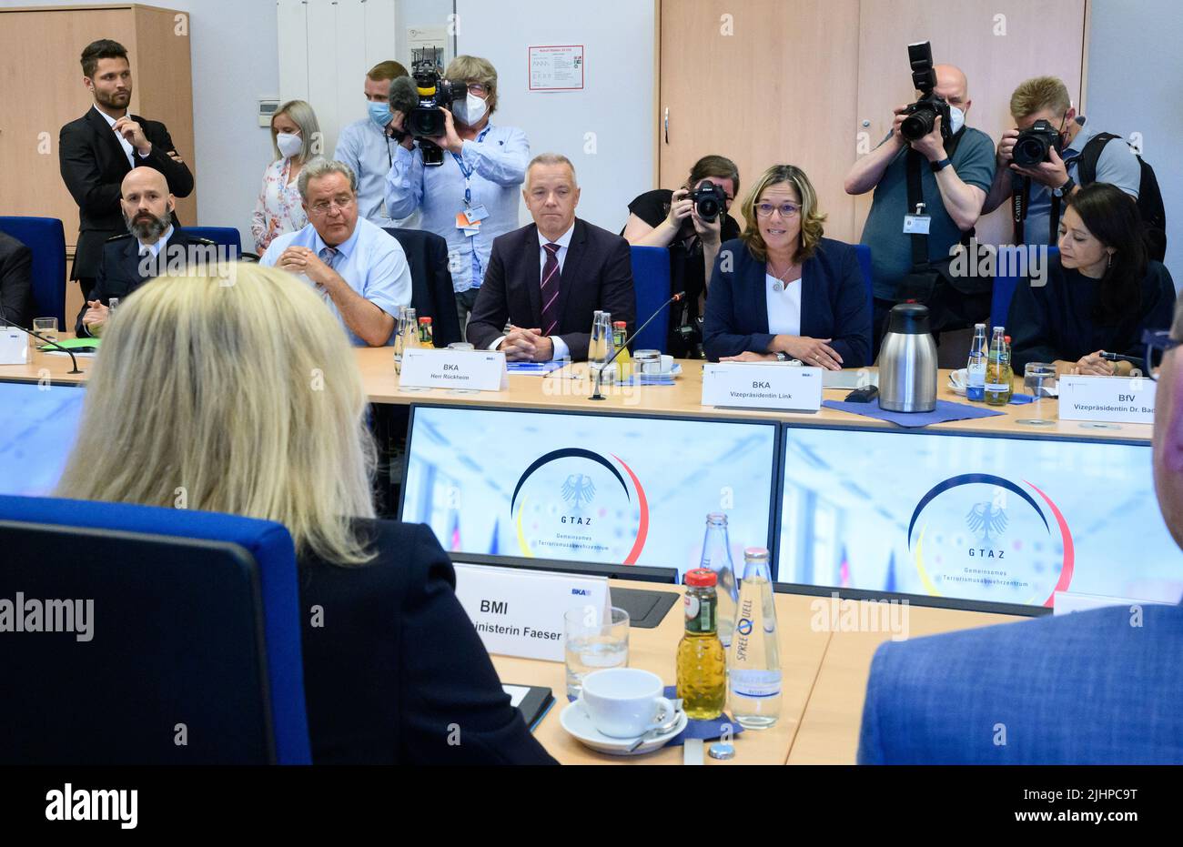 20 luglio 2022, Berlino: Nancy Faeser (fronte l, SPD), Ministro federale degli interni e degli affari interni, visita il Centro comune antiterrorismo (GTAZ) di Berlino-Treptow e colloqui con Martina link (2nd da destra), Vicepresidente dell'Ufficio federale di polizia penale (BKA). Il GTAZ è la piattaforma centrale di cooperazione per combattere il terrorismo internazionale e motivato religiosamente. Oltre all'Ufficio federale di polizia penale, all'Ufficio federale per la protezione della Costituzione, al Servizio di intelligence federale e all'Ufficio federale per le migrazioni e i rifugiati, circa 40 federali e STAT Foto Stock