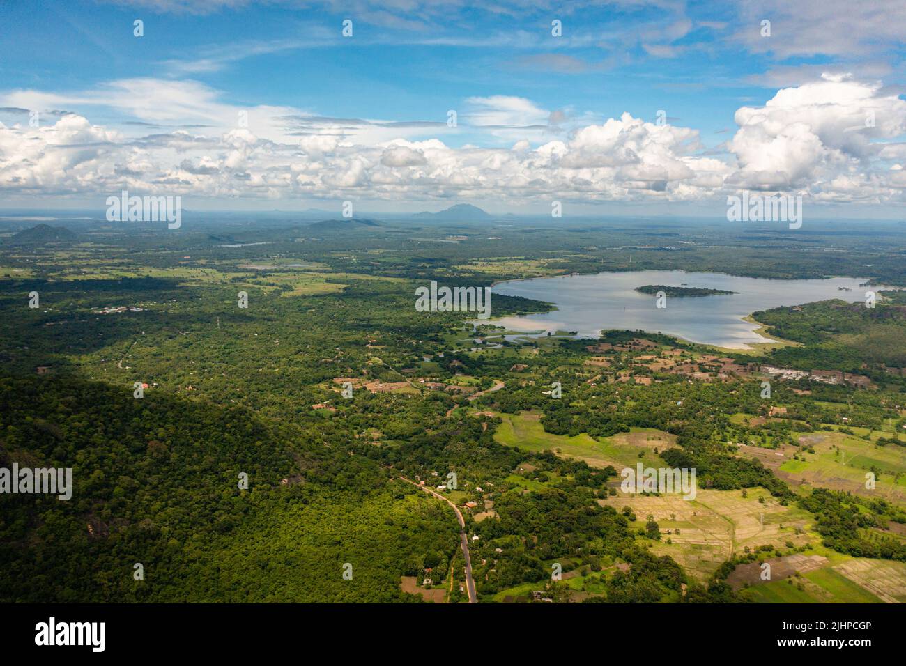 Drone aereo di pendii di montagna con foresta pluviale e una valle di montagna con terreno agricolo. Sri Lanka. Foto Stock