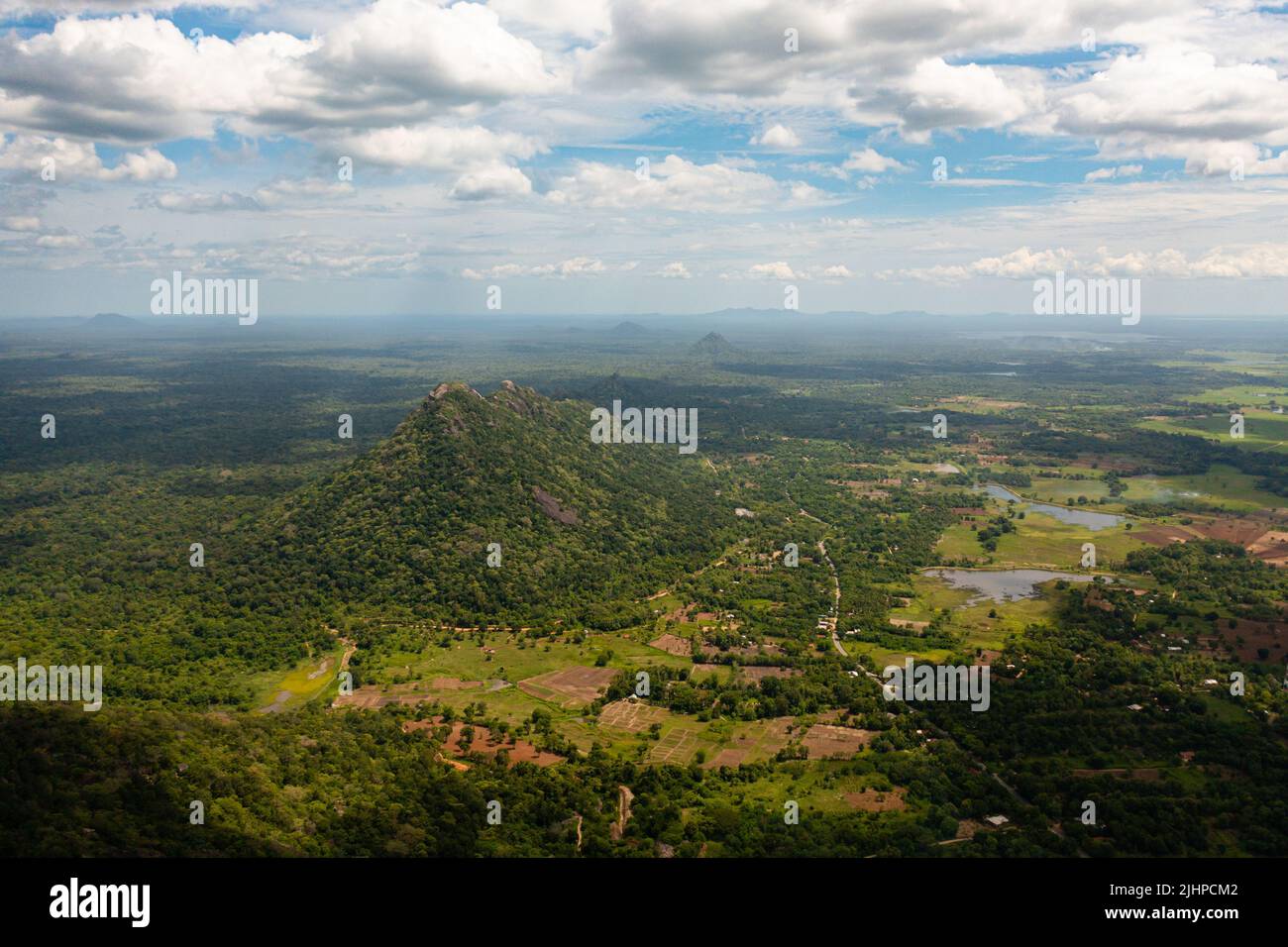 Drone aereo di campi agricoli con piante agricole in una valle tra montagne e colline. Paesaggio rurale. Sri Lanka. Foto Stock