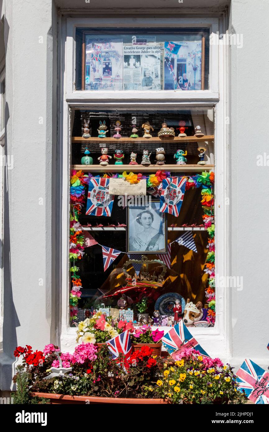 Una casa pesantemente decorata che celebra il Platinum Jubilee della Regina Elisabetta II Foto Stock