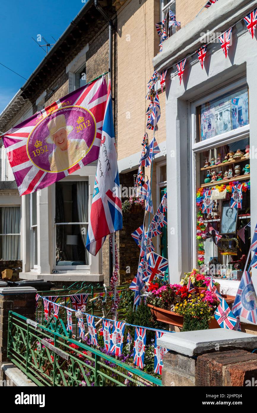 Una casa pesantemente decorata che celebra il Platinum Jubilee della Regina Elisabetta II Foto Stock