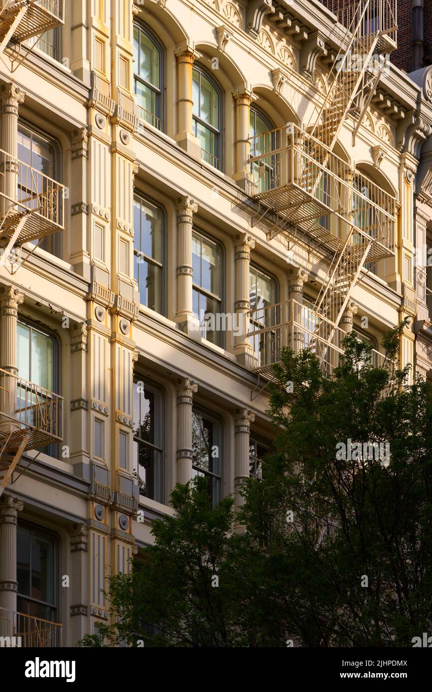 Facciate in ghisa di edifici loft Soho con scappatelle di fuoco. Soho Cast Iron Building - distretto storico, Lower Manhattan, New York City Foto Stock