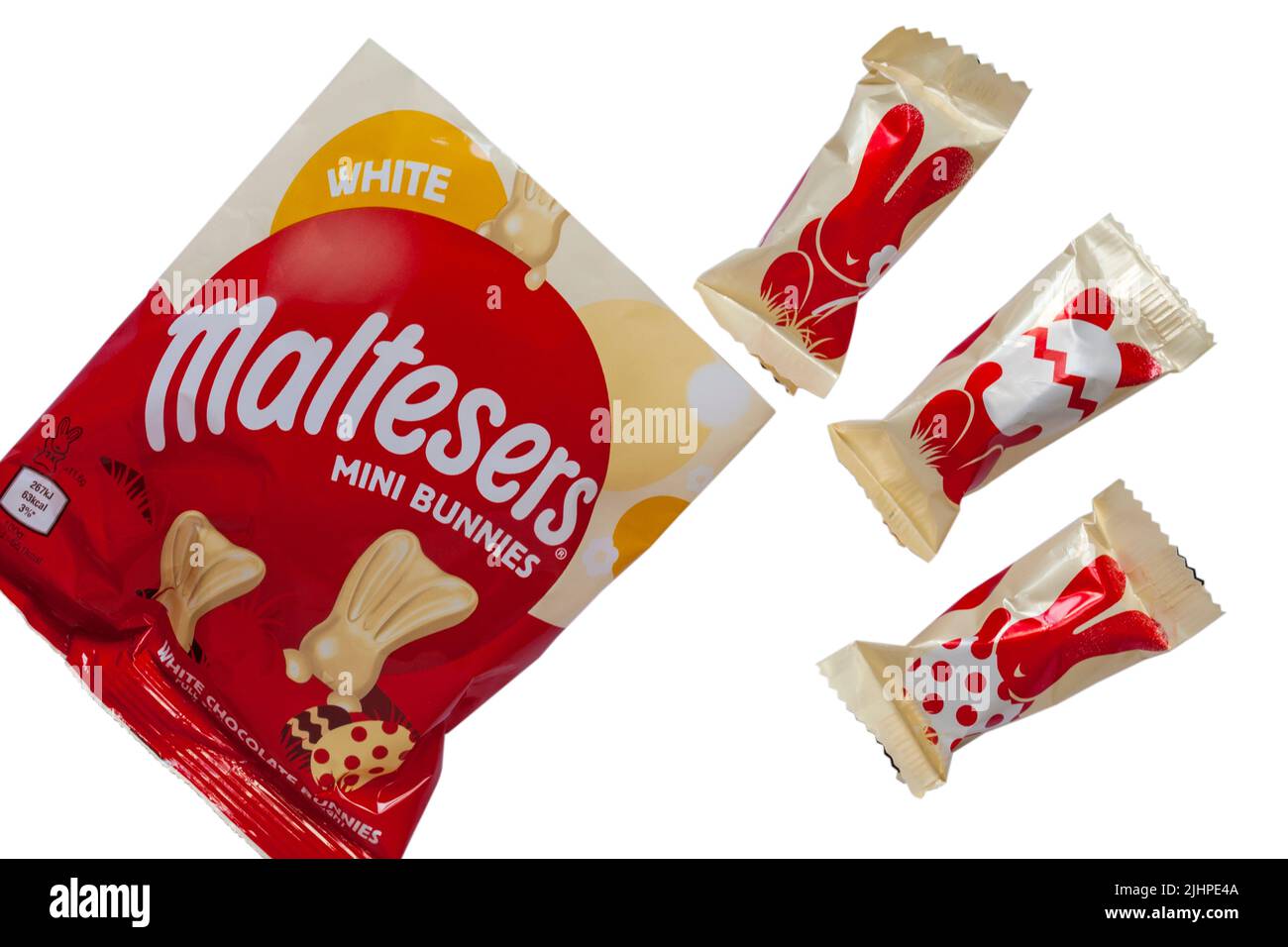 Confezione di mini coniglietti bianchi di cioccolato Maltesers isolati su sfondo bianco - mini coniglietti confezionati singolarmente per Pasqua Foto Stock