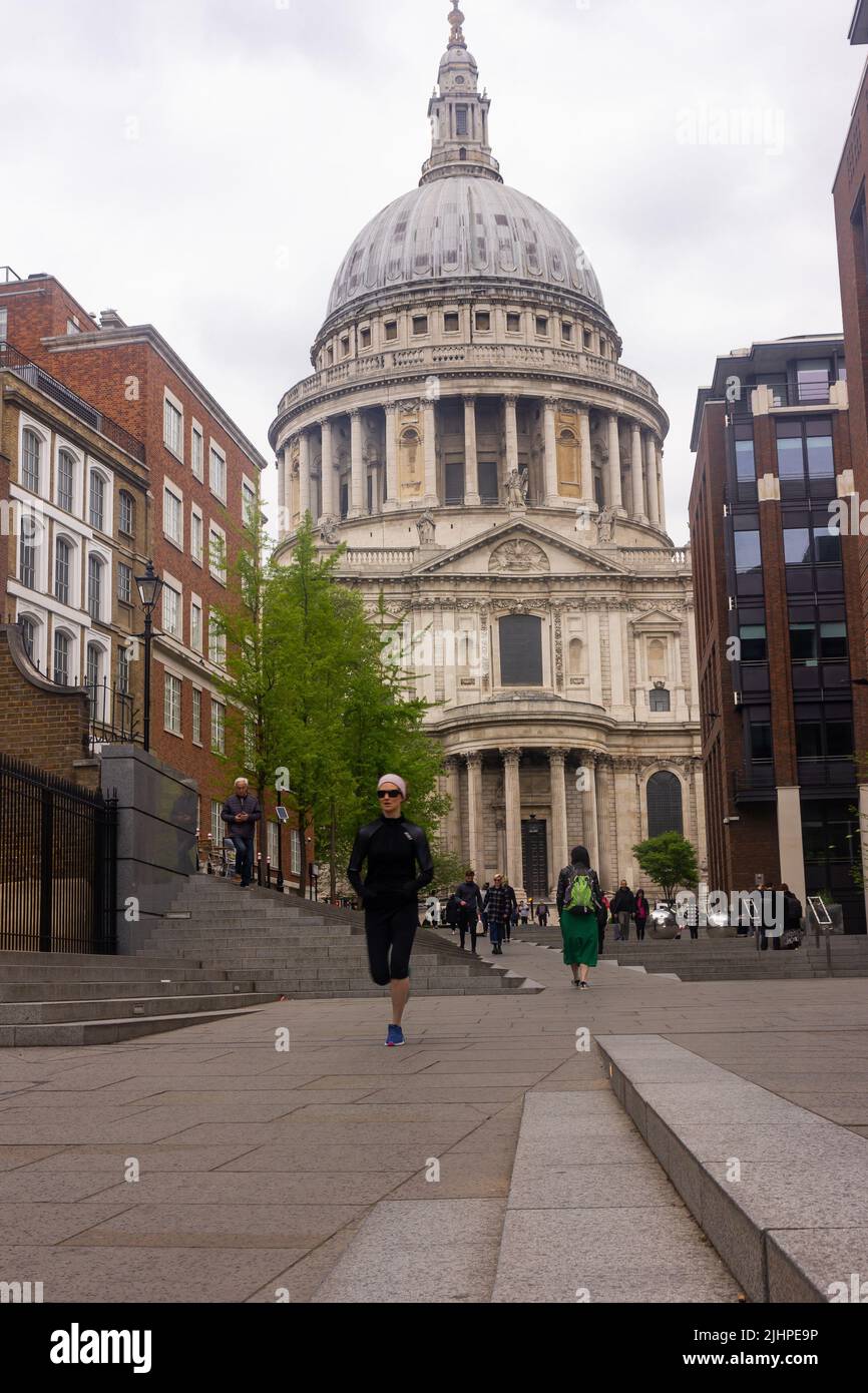 Londra, UK, maggio 2022: Una donna che corre di fronte alla cattedrale di St Paul, la cattedrale di St. Paul, fuoco selettivo Foto Stock