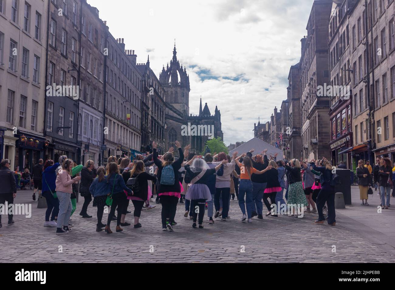 Edimburgo, Scozia - 7 maggio 2022: Tour in discoteca silenzioso, gente che canta e balla con le cuffie lungo il Royal Mile Foto Stock