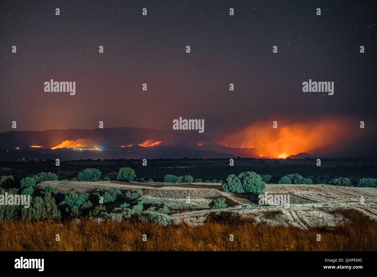 Madrid, Spagna. 19th luglio 2022. Una vista del fuoco di Valdepeñas de la Sierra a Guadalajara che ha devastato 2.300 ettari e ha lasciato decine di famiglie senza casa. Gli incendi si sono verificati in relazione alla stagione estiva e alle alte temperature dell'aria e ai forti venti, tuttavia le autorità non escludono che l'incendio avrebbe potuto essere provocato. Credit: SOPA Images Limited/Alamy Live News Foto Stock