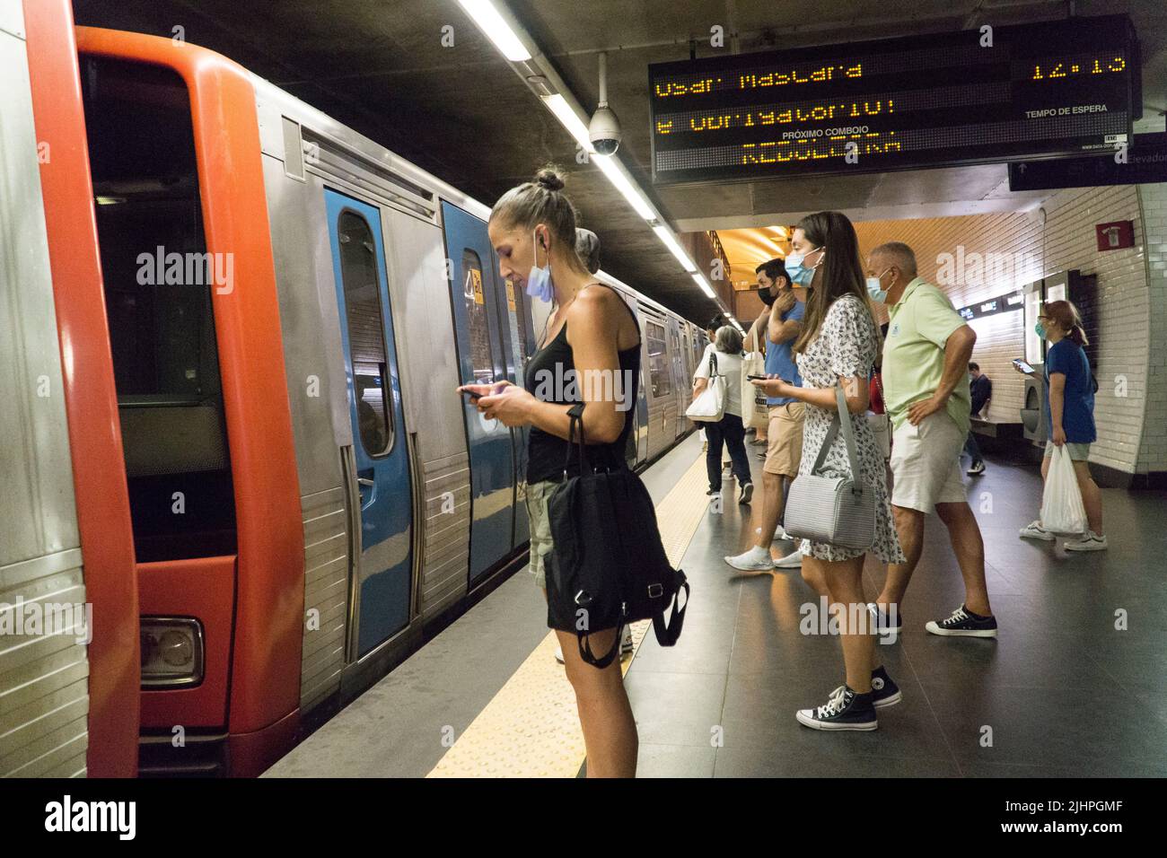 Le maschere facciali sono obbligatorie per i trasporti pubblici in Portogallo, come si vede qui sulla metropolitana di Lisbona. L'Europa si aspetta un'ondata autunnale di infezioni da coronavirus. Ci sono preoccupazioni circa la diffusione di una nuova variante covid di omicron, BA.2,75, nota anche come Centaurus. Anna Watson/Alamy Foto Stock