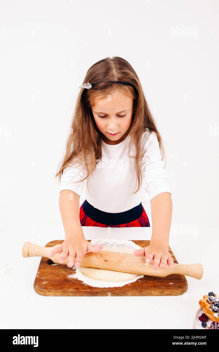 Ragazza stendere l'impasto per torte, spazio libero Foto Stock