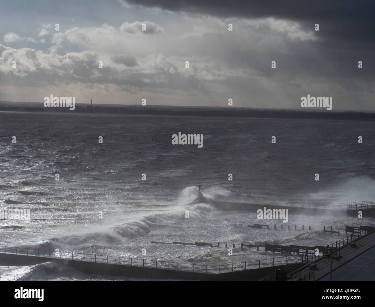 Storm Eunice, febbraio 2022, nuvole e mare stomy, Western Undercliffe Beach, Ramsgate, Kent UK Foto Stock