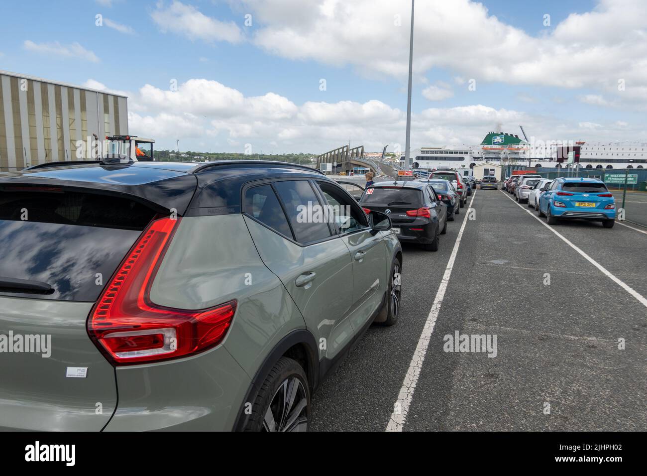 Veicoli in coda per Irish Ferries Foto Stock