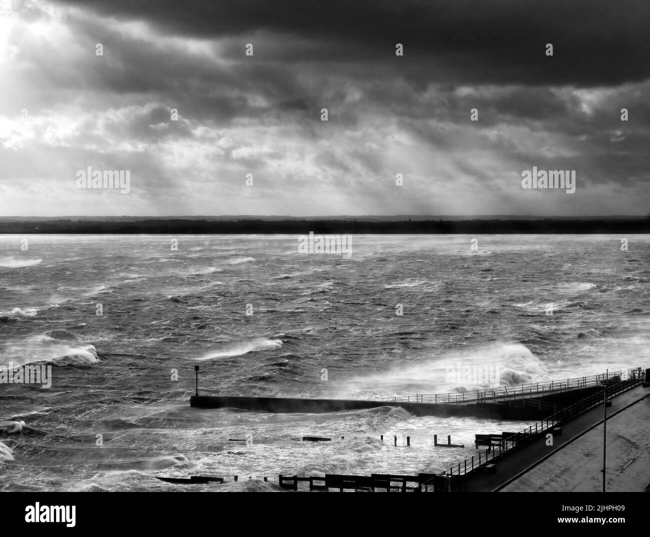 Storm Eunice, febbraio 2022, nuvole e mare stomy, Western Undercliffe Beach, Ramsgate, Kent UK, Black & White Foto Stock