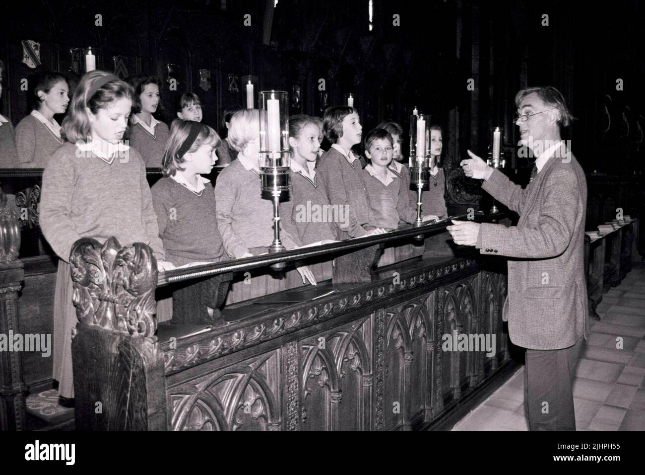 Richard Seal, direttore e maestro dei Cori della Cattedrale di Salisbury, ha raffigurato con candidati speranzosi che ascoltano il primo Coro della Cattedrale delle ragazze della Gran Bretagna. Fotografato nel marzo 1991. Foto Stock