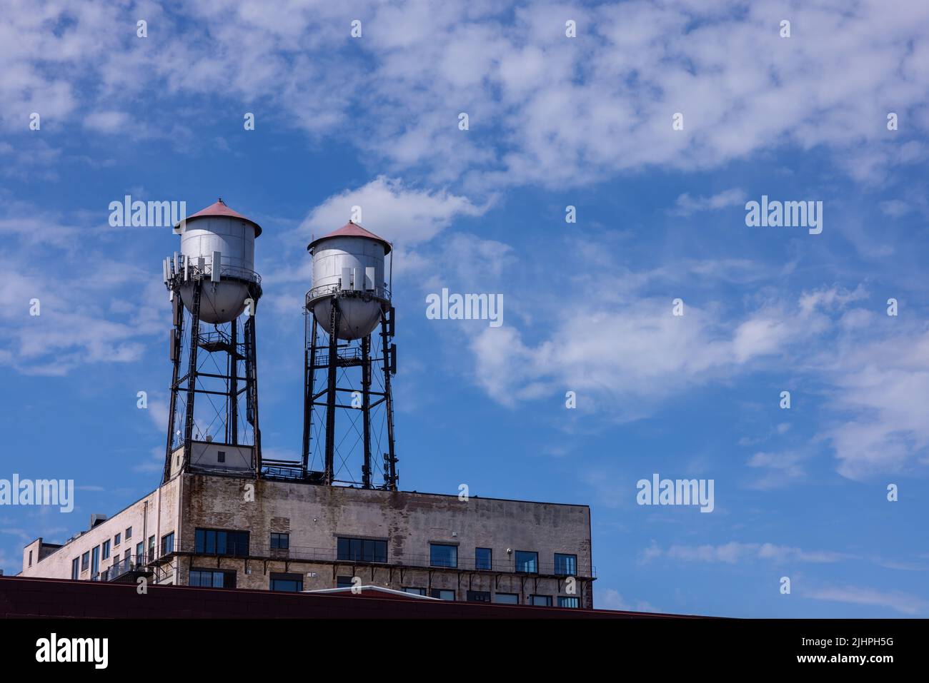 Le vecchie Torri d'acqua in cima al vecchio edificio industriale Foto Stock