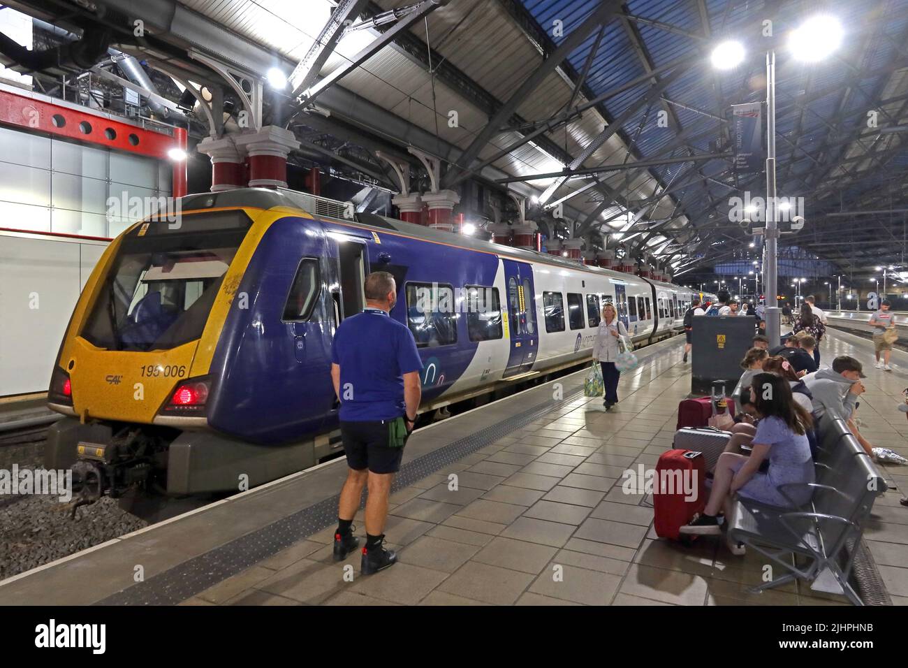 Treno Northern 195006 per l'aeroporto di Manchester, stazione di Liverpool Lime Street, di notte, Merseyside, Inghilterra, Regno Unito, L1 1JD Foto Stock