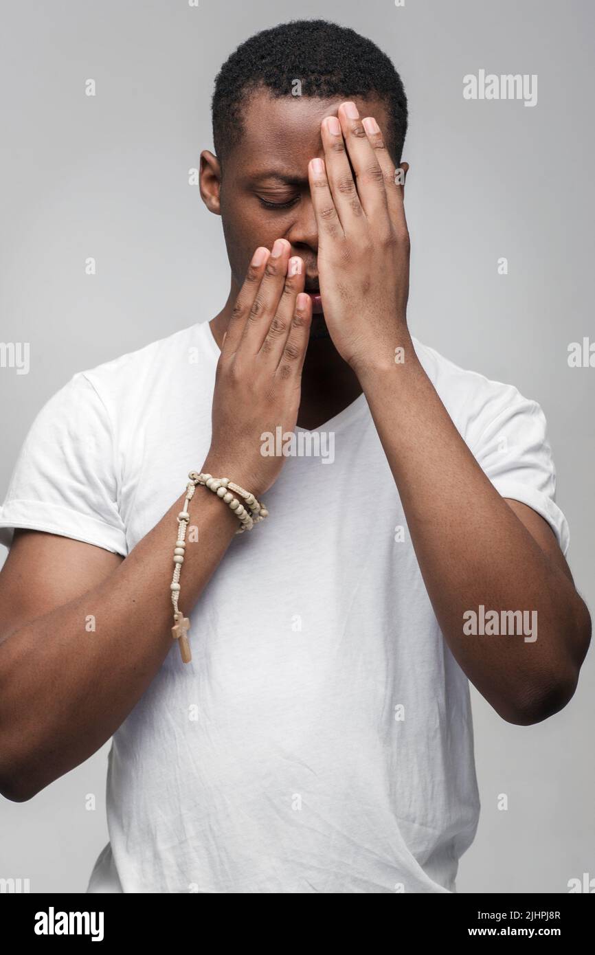 Deluso ragazzo afroamericano giovane sensazione di triste Foto Stock