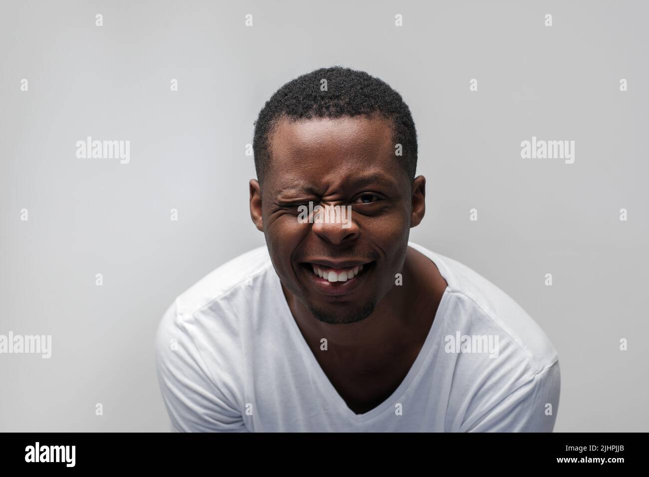 Felice ragazzo nero winking pieno di gioia e felicità Foto Stock