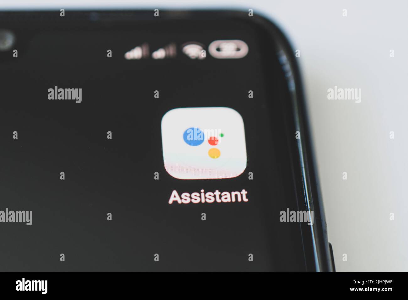 Aprile 8 2021, Barnaul, Russia: Logo Google Assistant sullo smartphone Foto Stock