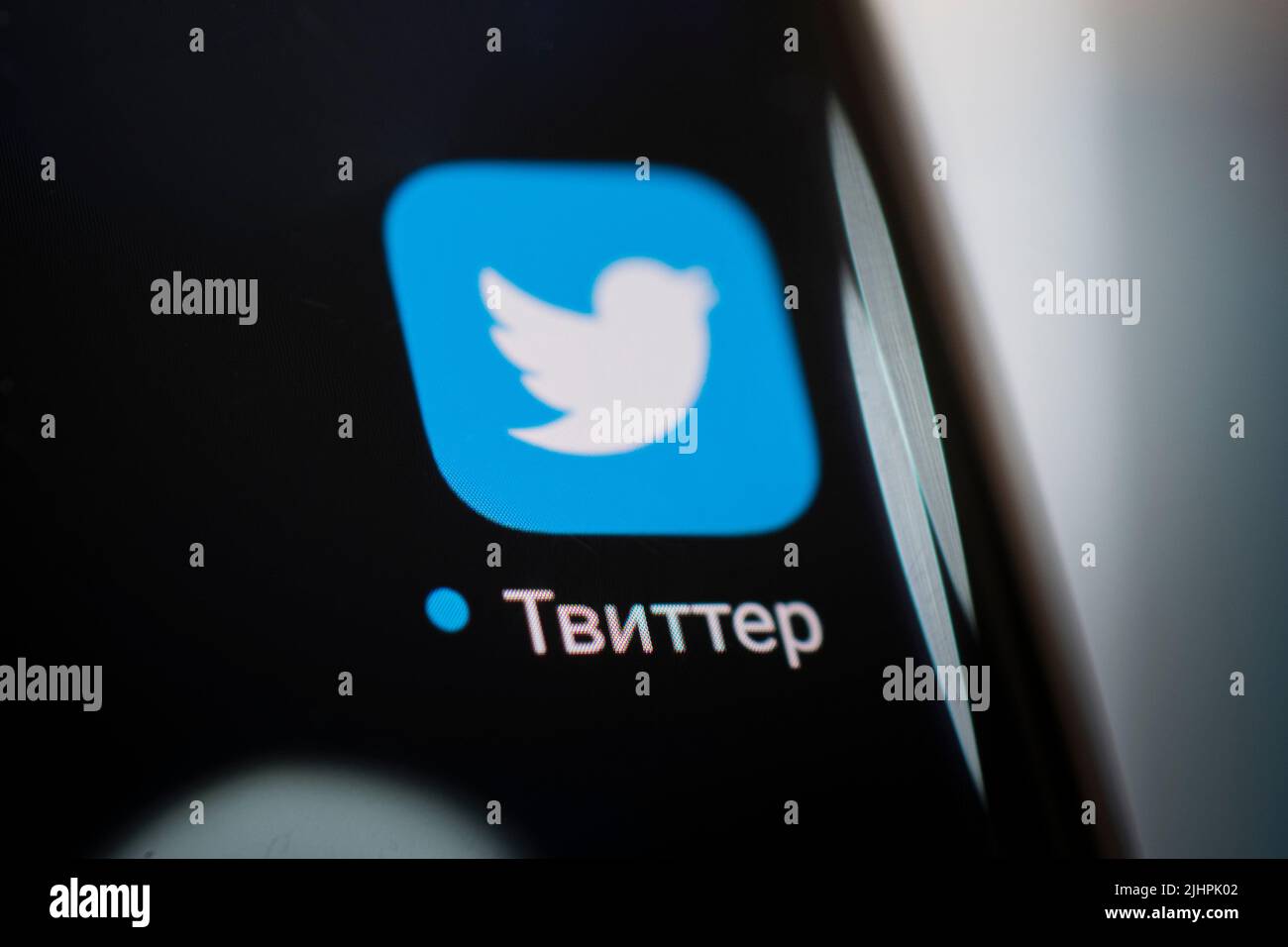 17 febbraio 2021, Barnaul, Russia: Macro immagine di fare clic sull'icona Twitter sullo schermo Foto Stock