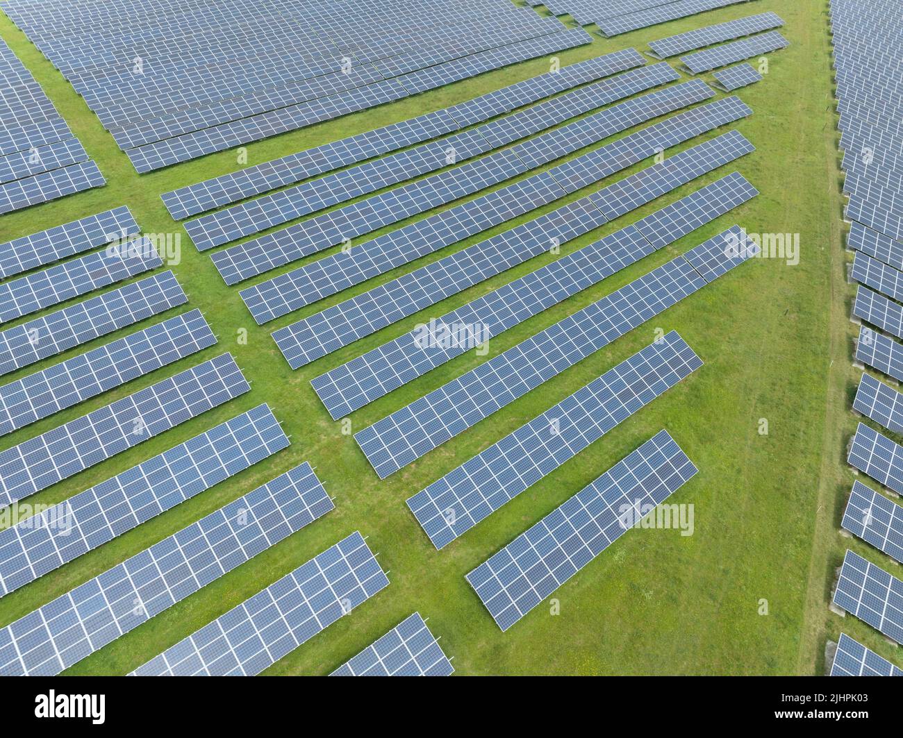 Pannelli solari, verde pulito sistema di risorse energetiche rinnovabili alternative. Ecologic sostenibile innovativo ambiente pulito campo di generazione di energia. Foto Stock