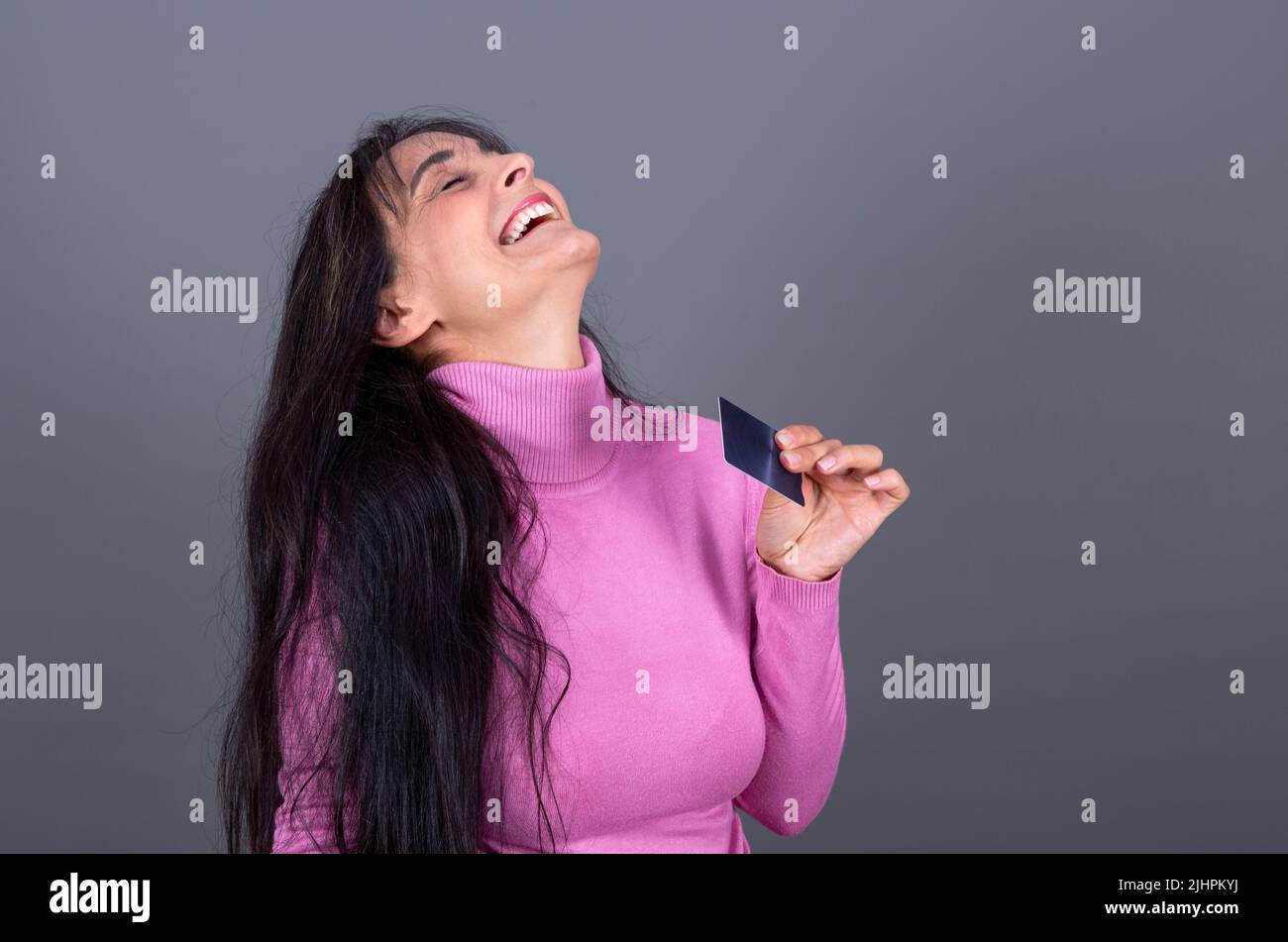 foto di bella donna che ride fuori forte con carta in mano Foto Stock