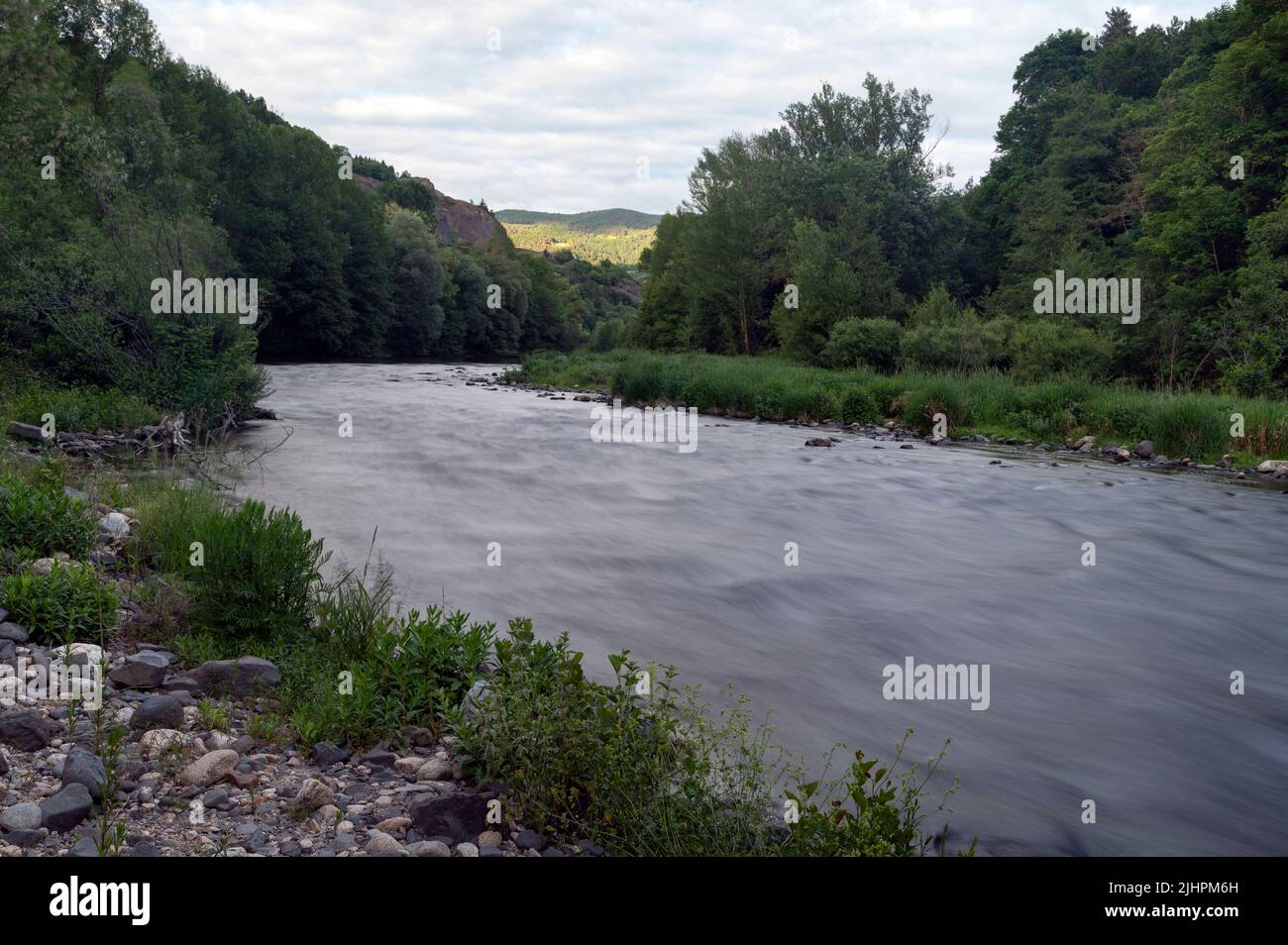 Il fiume Allier nel dipartimento dell'alta Loira in Francia in primavera Foto Stock