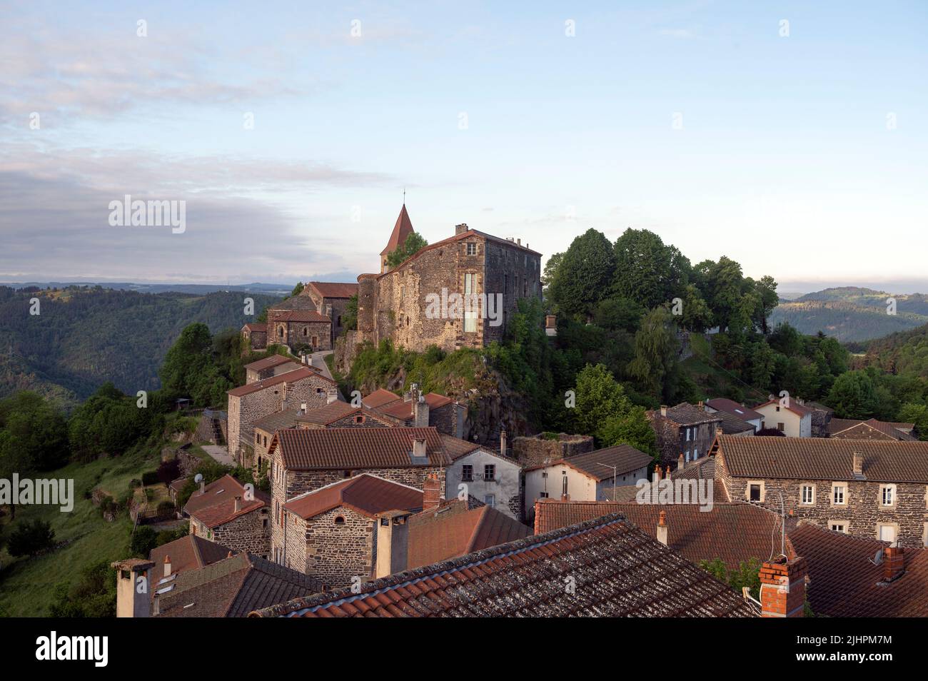Pittoresco villaggio di Saint-Privat-d'Allier nel dipartimento dell'alta Loira in Alvernia in Francia sulla strada del pellegrinaggio a Compostela Foto Stock