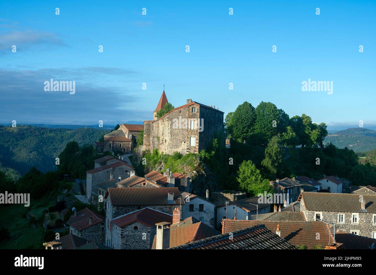 Pittoresco villaggio di Saint-Privat-d'Allier nel dipartimento dell'alta Loira in Alvernia in Francia sulla strada del pellegrinaggio a Compostela Foto Stock