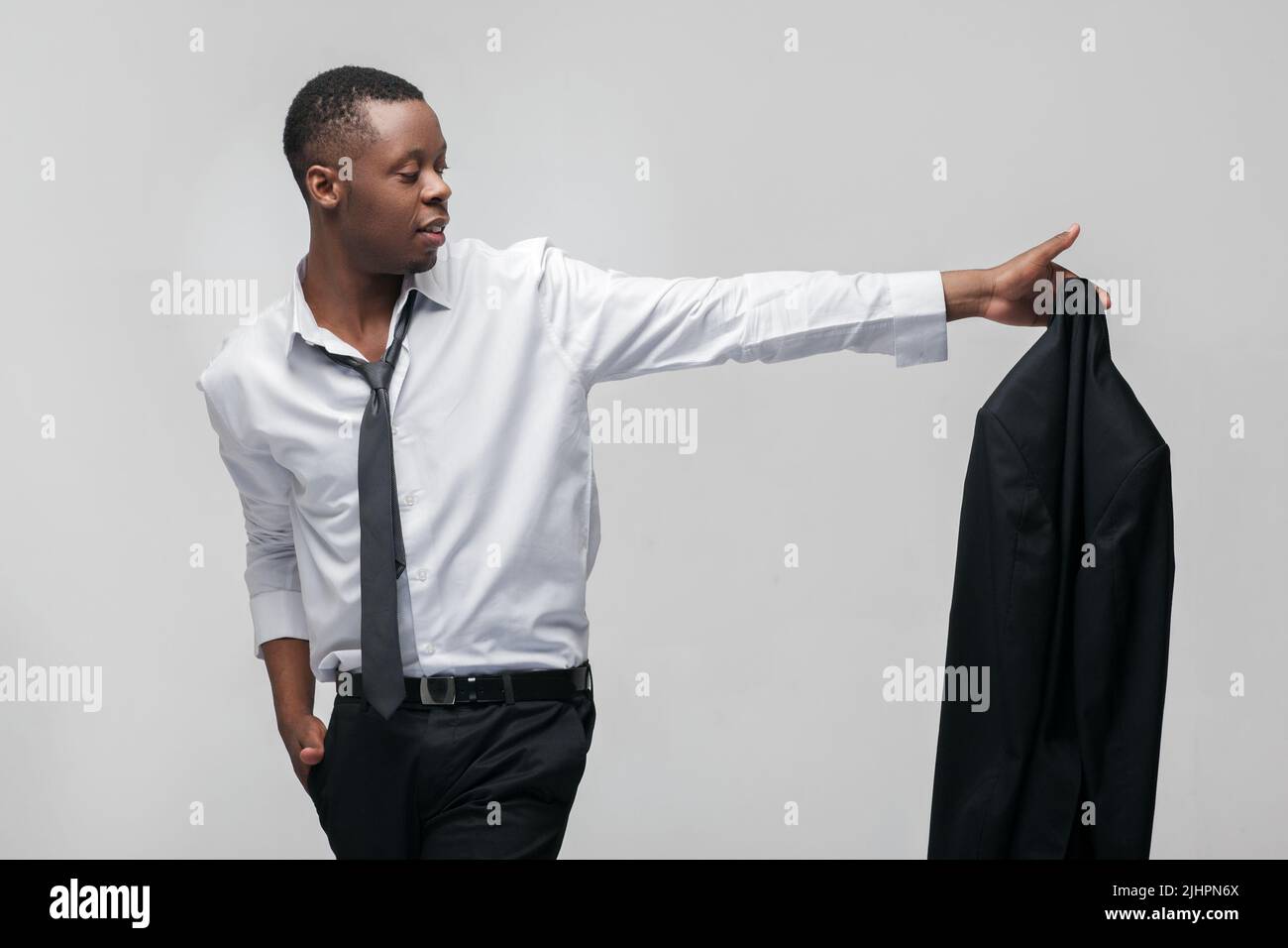 L'uomo Afroamericano esce dal lavoro e avanza Foto Stock