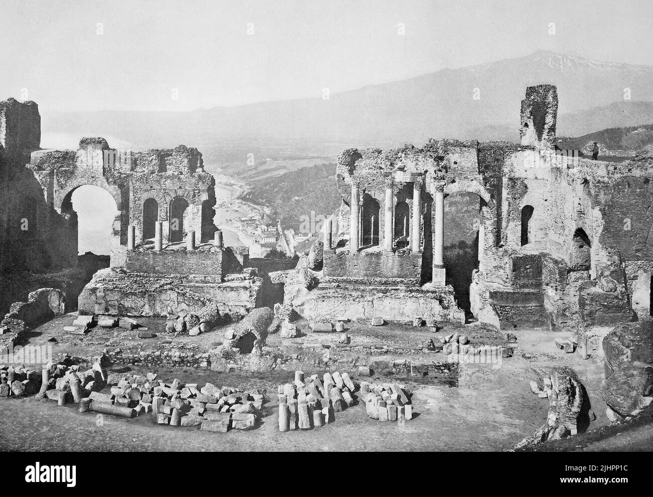 Historisches Foto (ca 1880) des Teatro Greco, Teatro Griechisches, Taormina, Sizilien, Italien / Foto storica del Teatro Greco, Teatro Greco, Taormina, Sicilia, Italia, Historisch, restaurierte digitale Reproduktion einer Originalvorlage aus dem 19. Jahrhundert, genaues Originaldatum nicht bekannt, Foto Stock