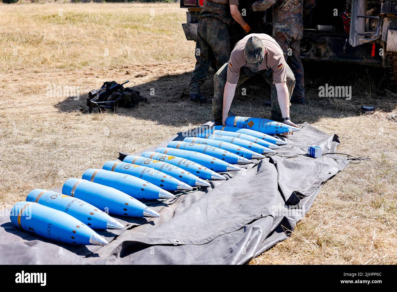 20 luglio 2022, Baviera, Grafenwöhr: Un soldato della Bundeswehr svuota la rivista di munizioni di pratica su un howitzer semovente 2000 durante l'esercitazione multinazionale di fuoco di artiglieria dell'esercito degli Stati Uniti con quasi 2.400 soldati da 19 nazioni all'area di addestramento di Grafenwoehr in Baviera. Foto: Daniel Löb/dpa Foto Stock