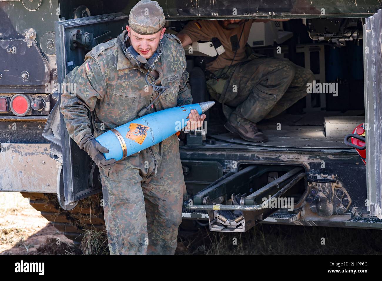 20 luglio 2022, Baviera, Grafenwöhr: Un soldato della Bundeswehr svuota la rivista di munizioni di pratica su un howitzer semovente 2000 durante l'esercitazione multinazionale di fuoco di artiglieria dell'esercito degli Stati Uniti con quasi 2.400 soldati da 19 nazioni all'area di addestramento di Grafenwoehr in Baviera. Foto: Daniel Löb/dpa Foto Stock